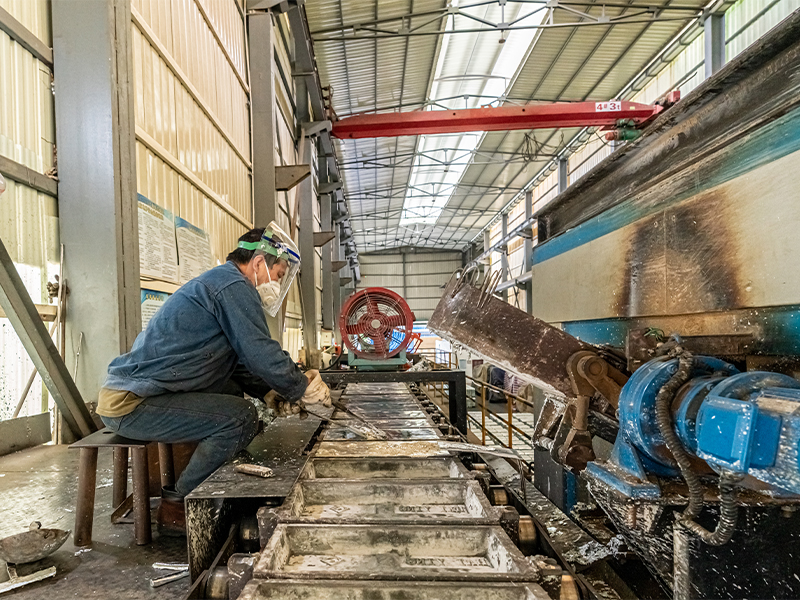 工作中的鋅錠熔鑄車間